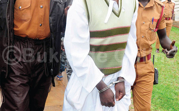 Abaserikale b’amakomera ng’abatwala Kalungi mu kaduukulu k’oku kkooti e Wakiso. Abaserikale b’amakomera ng’abatwala Kalungi mu kaduukulu k’oku kkooti e Wakiso.
