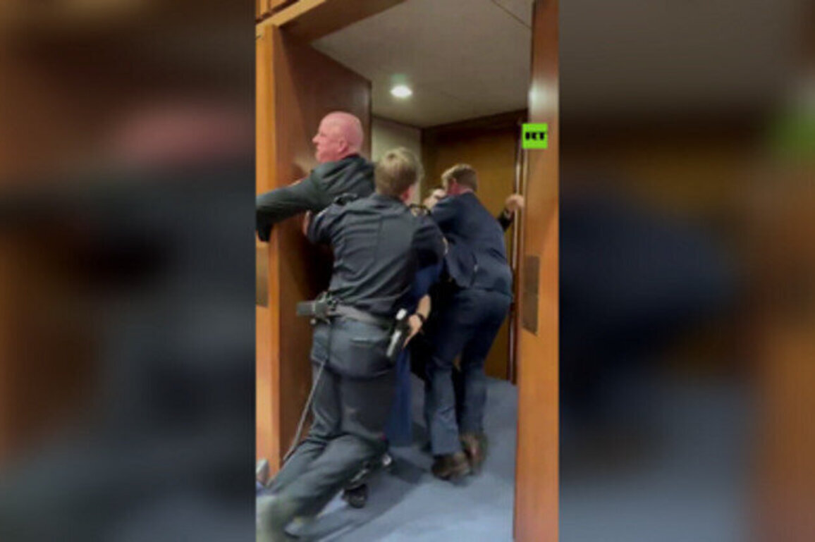 Anti-Iran war protester breaks arm during fight in US Senate (DISTURBING VIDEO)