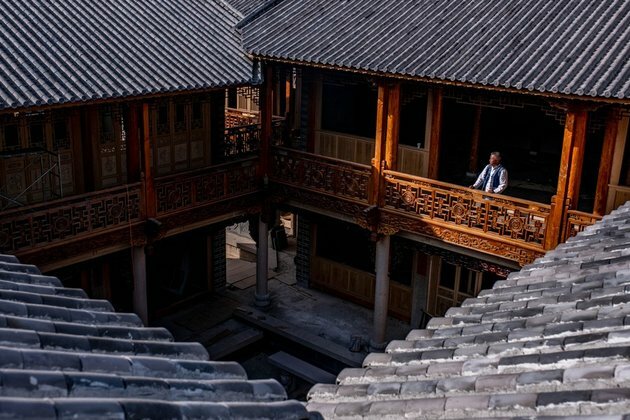 GLOBALink | Jianchuan woodcarving inheritor in southwest China&#039;s Yunnan