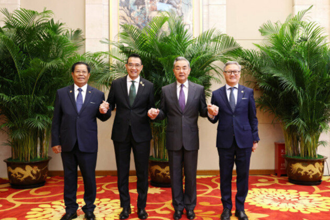 FMs of China, Laos, Myanmar, Thailand hold informal meeting