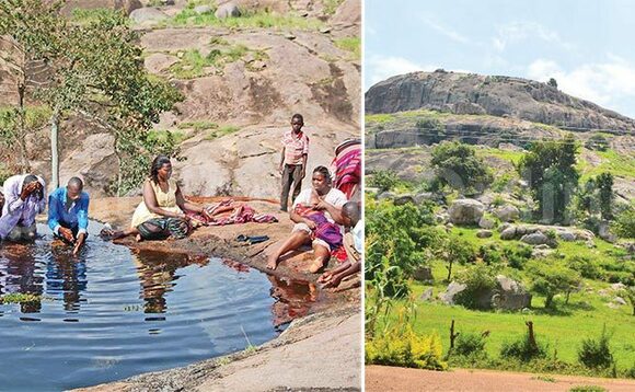 Abalambuzi nga bali ku kayanja akali ku ntikko y’olusozi Kagulu. Ku ddyo, Olusozi Kagulu nga bwerufanana. Abalambuzi nga bali ku kayanja akali ku ntikko y’olusozi Kagulu. Ku ddyo, Olusozi Kagulu nga bwerufanana.