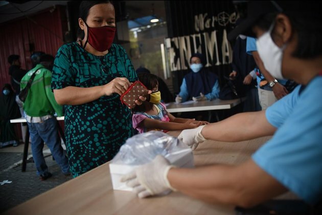 Volunteers distribute fast-breaking meals during Ramadan in Indonesia