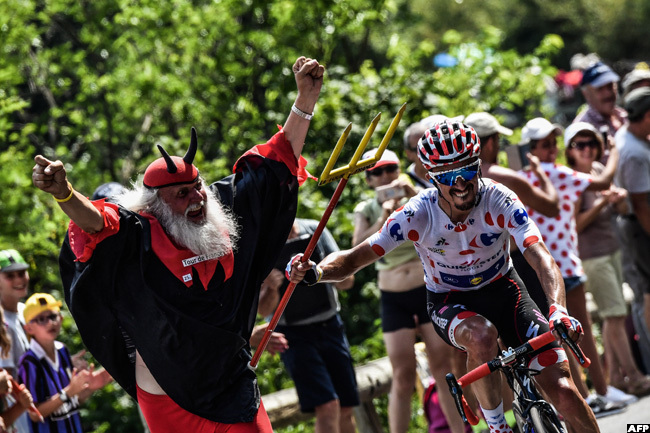  rench cyclist ulian laphilippe is rallied on by a fan in uly 2018
