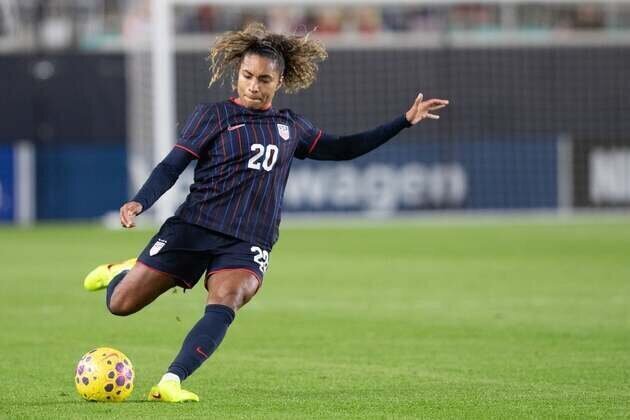 Wave sign former Chelsea striker Catarina Macario