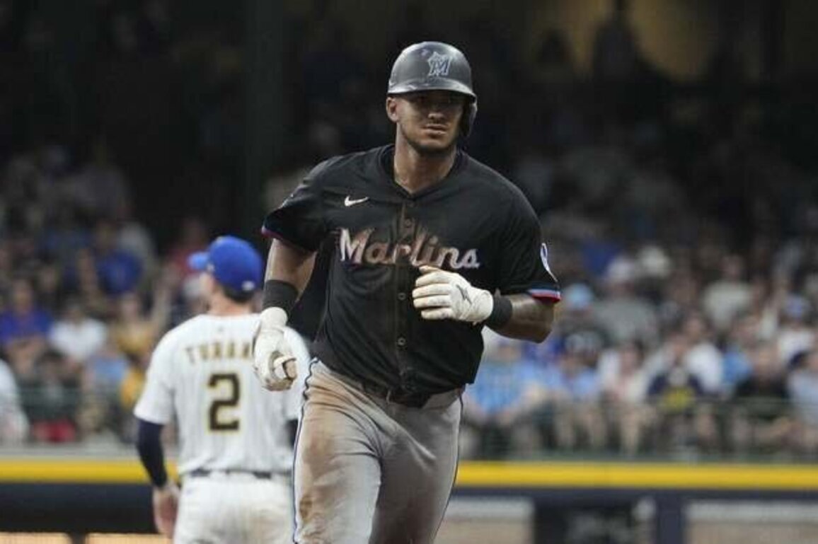 Reds acquire OF Dane Myers from Marlins