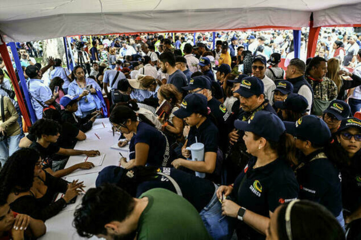 Venezuela rallies militia volunteers in response to US 'threat'