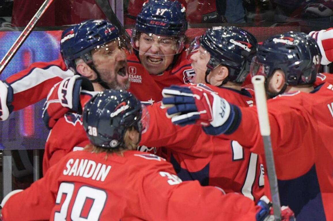 Alex Ovechkin ties Wayne Gretzky's all-time goals record
