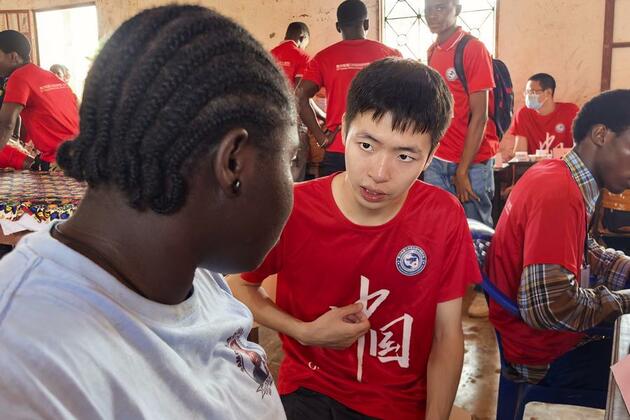 (Hello Africa) Chinese doctors bring free clinics to schools in Guinea-Bissau