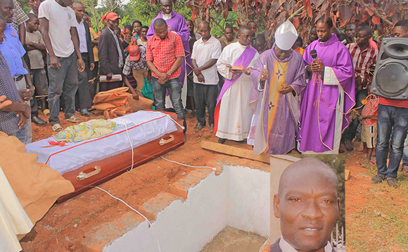 Ssaabasumba Lwanga ku ntaana y'omugenzi Nviiri (mu katono) nga bategeka okumuziika. Ssaabasumba Lwanga ku ntaana y'omugenzi Nviiri (mu katono) nga bategeka okumuziika.