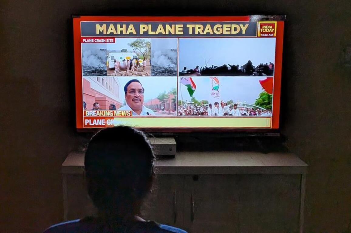 Aircraft crash kills India's Maharashtra deputy chief minister, 4 others