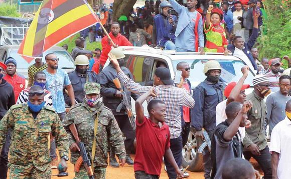 Bobi Wine ng'ali e Kagadi. Bobi Wine ng'ali e Kagadi.