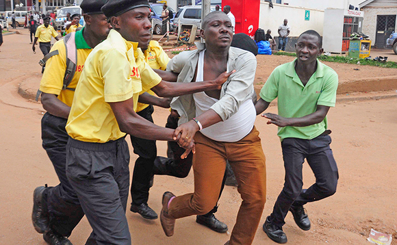 Abasirikale ba KCCA nga bakutte omu ku bagambibwa okukola effujjo bwe babadde bagoba takisi ezitikkira ku Shoprite. Abasirikale ba KCCA nga bakutte omu ku bagambibwa okukola effujjo bwe babadde bagoba takisi ezitikkira ku Shoprite.