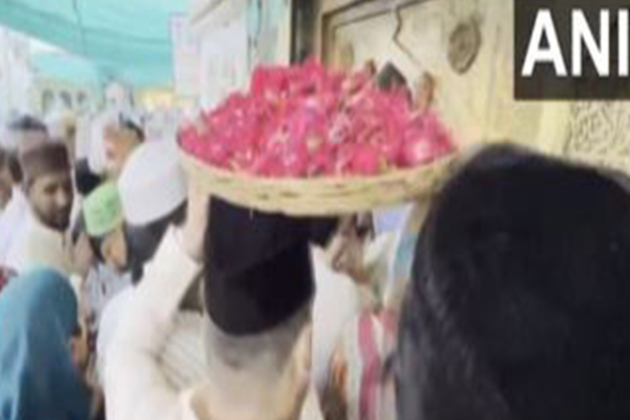 People flock in large numbers at Ajmer's Sharif Dargah through 'Jannati Darwaza'; to offer prayers on Eid Al-Adha