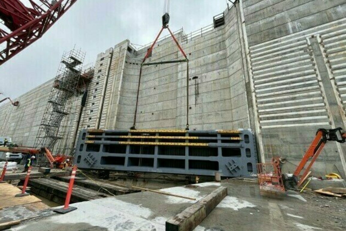 Miter gate installation begins at Chickamauga Lock
