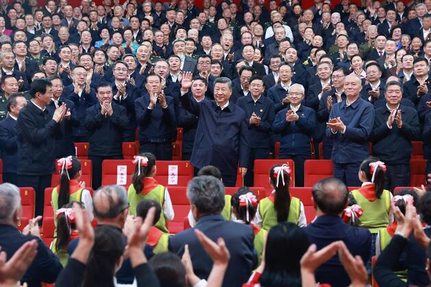 Xi's Album | Xi attends gala marking 70th founding anniversary of Xinjiang Uygur Autonomous Region