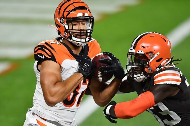 Bengals TE Uzomah carted off with leg injury
