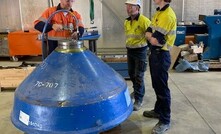  Technofast’s EziTite hydraulic head nut being installed on a lithium mine crusher mantle to improve safety, speed and simplicity.