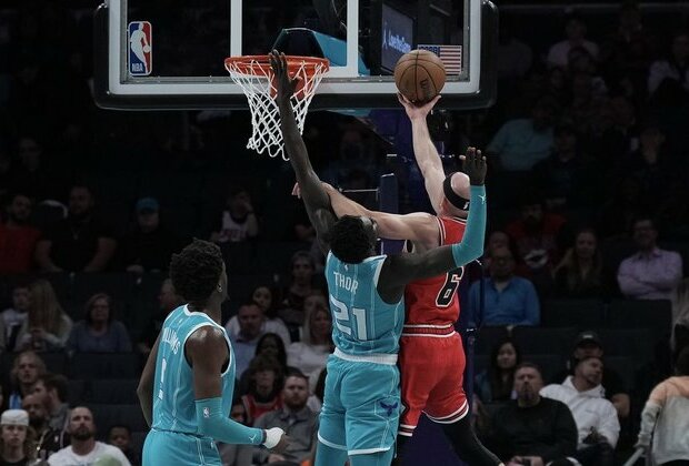 Playoff-desperate Bulls hammer short-handed Hornets