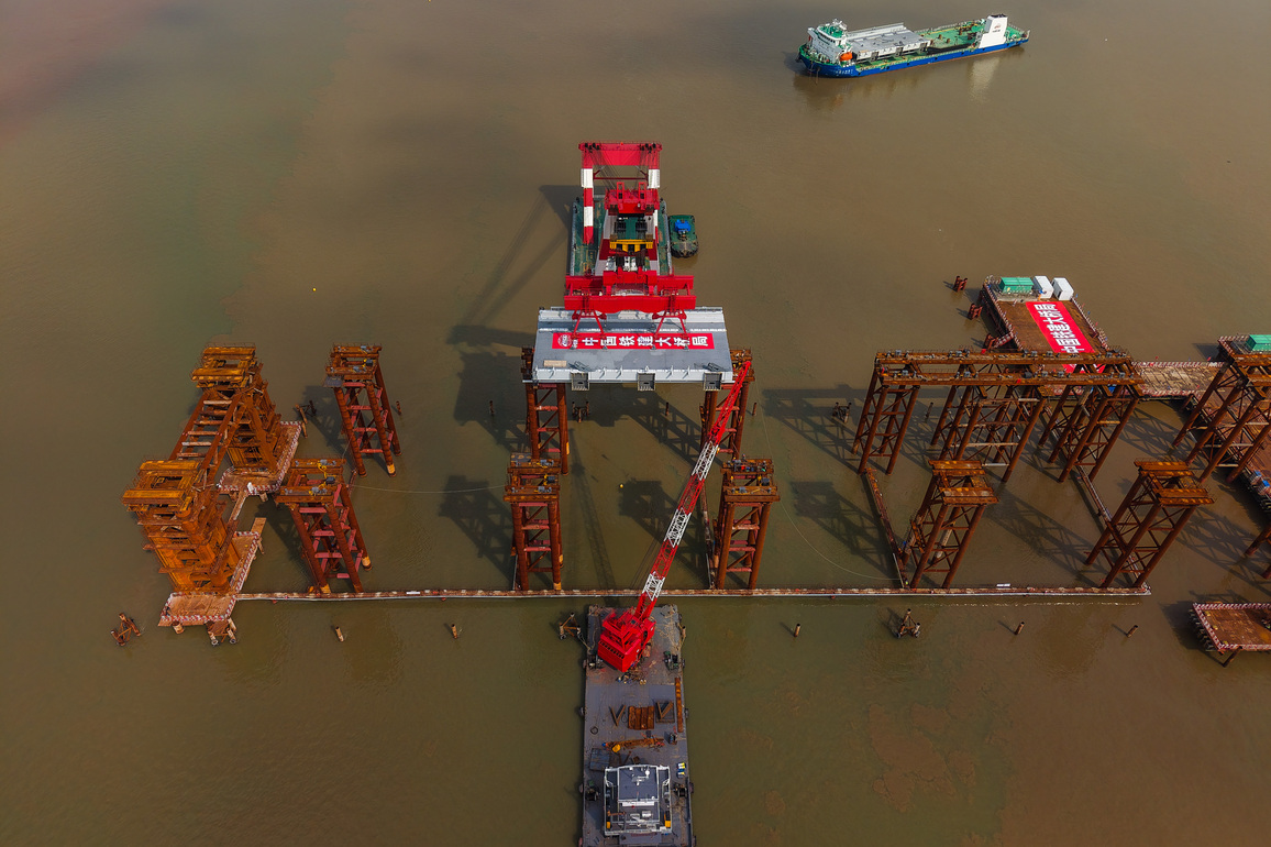 CHINA-GUANGDONG-WANLONG GRAND BRIDGE-FIRST STEEL BOX GIRDER-SETTING (CN)