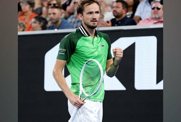 Australian Open: Daniil Medvedev sails into fourth round after straight-set win over Felix Auger-Aliassime