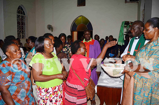  hristians offering money to the ukomekos during the thanksgiving service