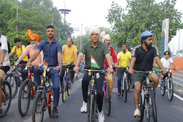 Mansukh Mandaviya leads 35th Fit India Sundays on Cycle Tiranga Rally with panchayat representatives in Delhi