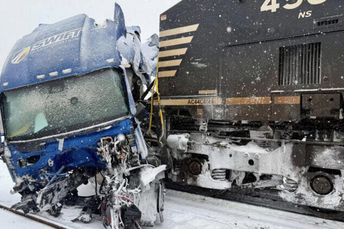 Icy weather spreads, disrupting travel across southern US states