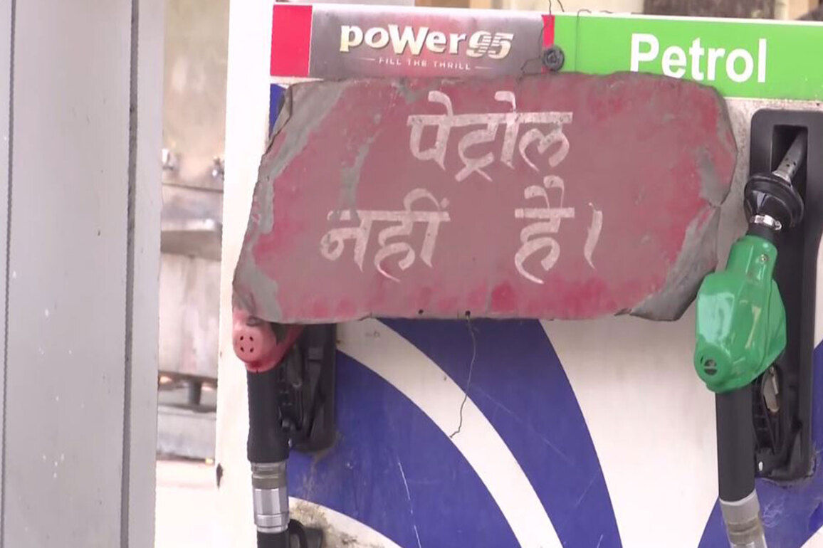 Raipur sees rush at petrol pumps; long queues, crowd amid panic buying