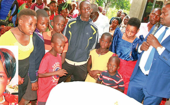 Minisita Kasolo n’abamu ku bamulekwa omugenzi Nabasumba (mu katono) b’abadde alabirira. Minisita Kasolo n’abamu ku bamulekwa omugenzi Nabasumba (mu katono) b’abadde alabirira.
