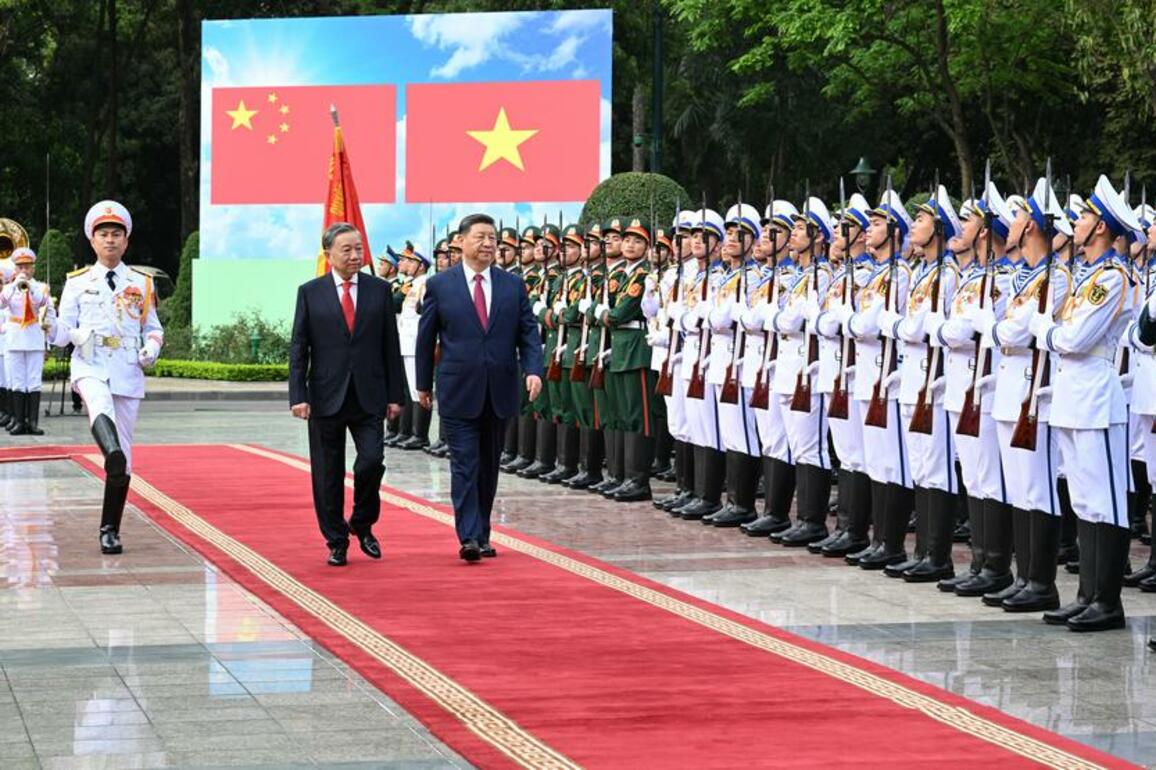 Xi attends welcome ceremony held by Vietnam's To Lam