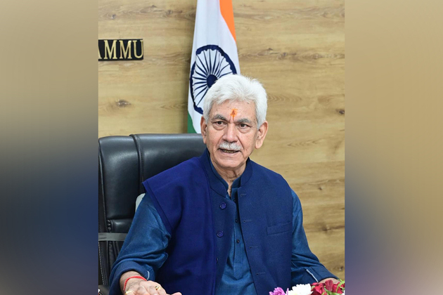 J-K: LG Sinha hoists national flag at Raj Bhavan, pays tributes to freedom fighters