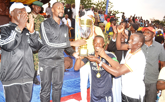 Kyabazinga (owookubiri ku kkono) ng'akwasa aba Kigulu ekikopo Kyabazinga (owookubiri ku kkono) ng'akwasa aba Kigulu ekikopo