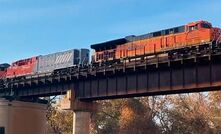  The FLXdrive battery-electric locomotive (second locomotive from the right) operating with two diesel locomotives in the US.