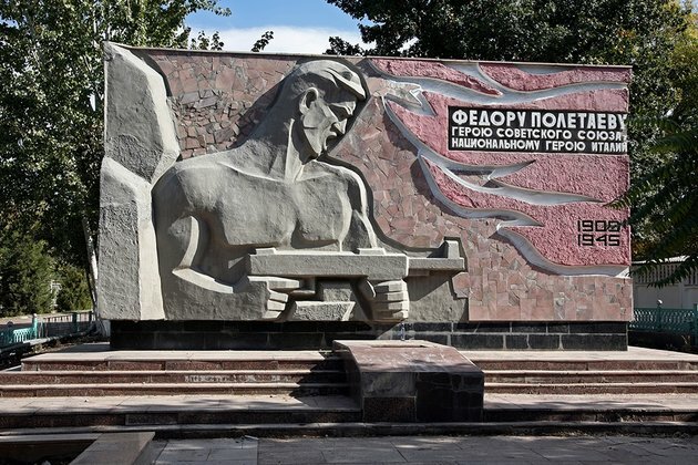 Uzbekistan: Return of Soviet hero&#039;s monument revives history debates