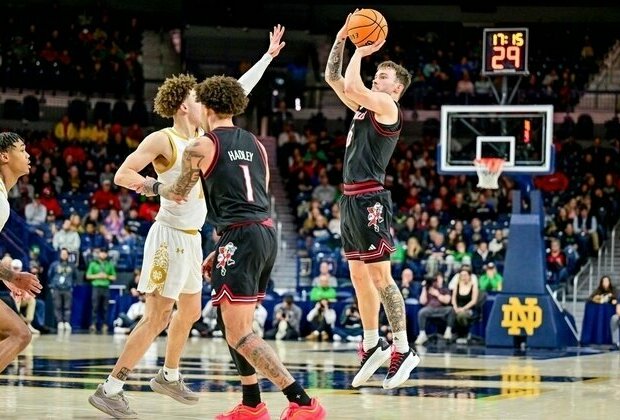 Louisville knocks off Notre Dame, reaches 20-win mark