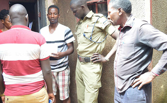 Lubega (wakati) mu mujoozi ogulimu ebikuubo ebyeru n'ebiddugavu nga poliisi eyaza ewuwe e Mutungo zooni 4. Ku ddyo Ben Kasozi. Lubega (wakati) mu mujoozi ogulimu ebikuubo ebyeru n'ebiddugavu nga poliisi eyaza ewuwe e Mutungo zooni 4. Ku ddyo Ben Kasozi.