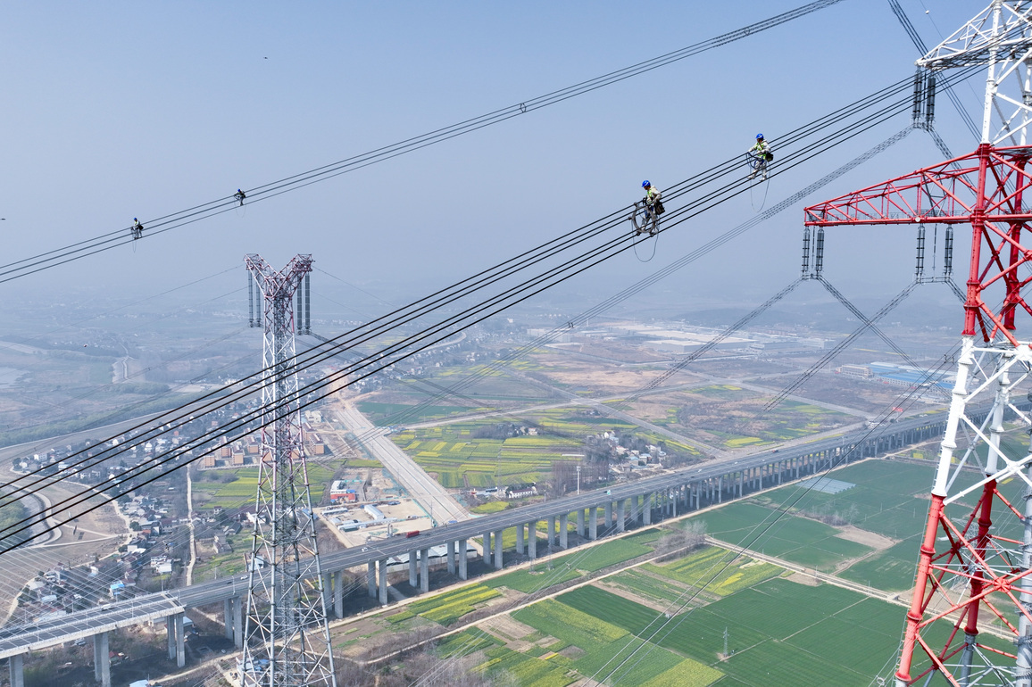 CHINA-ANHUI-ZONGYANG-ULTRA-HIGH-VOLTAGE POWER LINE-MAINTENANCE (CN)