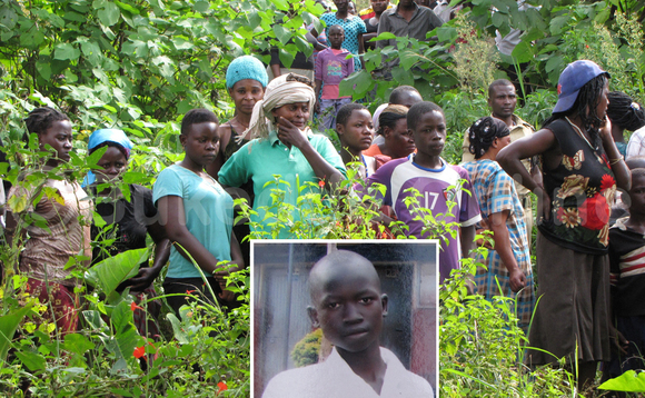 Abantu nga beetegereza omulambo gw'omuyizi, Edward Francis 15, eyeetugidde ku muti gwa ffene Abantu nga beetegereza omulambo gw'omuyizi, Edward Francis 15, eyeetugidde ku muti gwa ffene