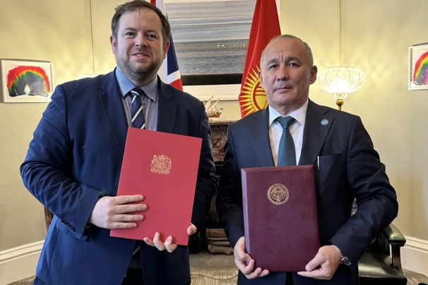 UK's Minister of State for Europe Stephen Doughty and Kyrgyzstan’s Minister of Natural Resources, Ecology and Technical Supervision Meder Mashiev with the signed MOU