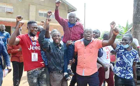 Abantu nga basitudde Kibirango eyawangudde obwassentebe. Abantu nga basitudde Kibirango eyawangudde obwassentebe.