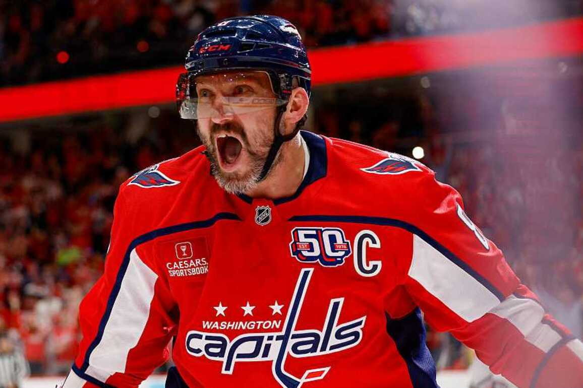Alex Ovechkin breaks Wayne Gretzkys NHL all-time career goals record
