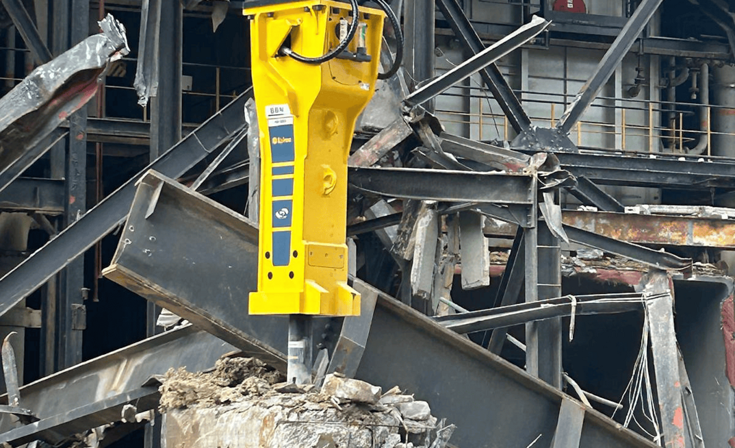 The first strikes of the Epiroc HB 5800 hydraulic breaker on the grounds of the Scholven power plant.