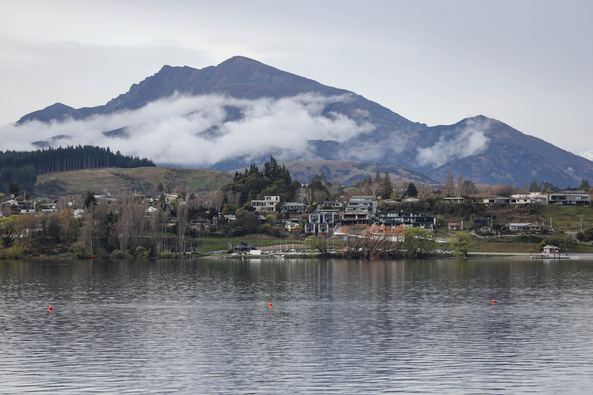 NEW ZEALAND-LAKE WANAKA-SCENERY
