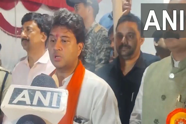 MP: Union Minister Jyotiraditya Scindia reviews flood situation in Guna, says "compensation given to 7000 people"