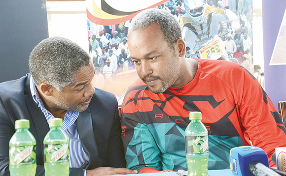 Arthur Blick Jr( ku ddyo), ng'akuba William Blick akaama Arthur Blick Jr( ku ddyo), ng'akuba William Blick akaama