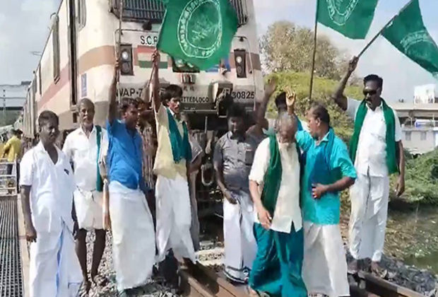 Tamil Nadu farmers stand in solidarity with peers in Punjab, stage 'rail roko' protest