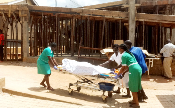 Abasawo nga baggya omulwadde mu sweeta okumutwala mu woodi Abasawo nga baggya omulwadde mu sweeta okumutwala mu woodi