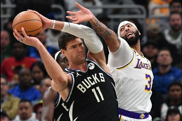 NBA roundup: Lakers' stars shine in victory over Bucks