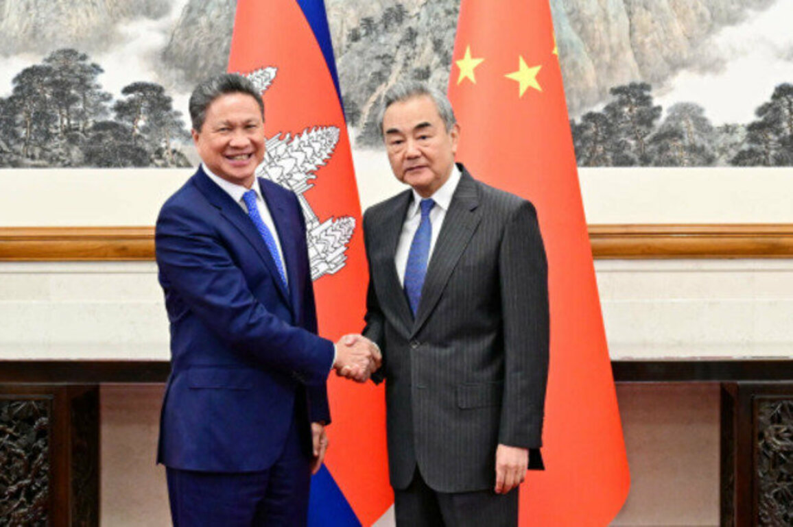 Chinese FM meets with Cambodian deputy PM