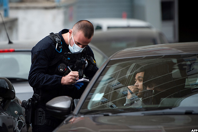  olice officers control motorists during an antidrug  operation in arseille southern rance